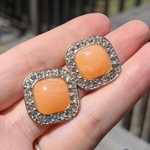 VINTAGE salmon stones with gold tone rehnistones stud  earrings